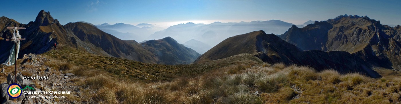 24 Dal Monte di Sopra vista a sud con  Prealpi e Alpi Orobie.jpg